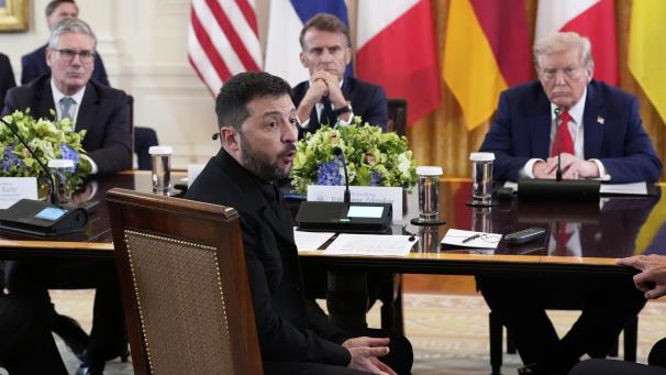 <p>Wolodymyr Selenskyj, Präsident der Ukraine, spricht während Keir Starmer, Premierminister von Großbritannien, Emmanuel Macron, Präsident von Frankreich, und US-Präsident Donald Trump im Weißen Haus zuhören.</p>