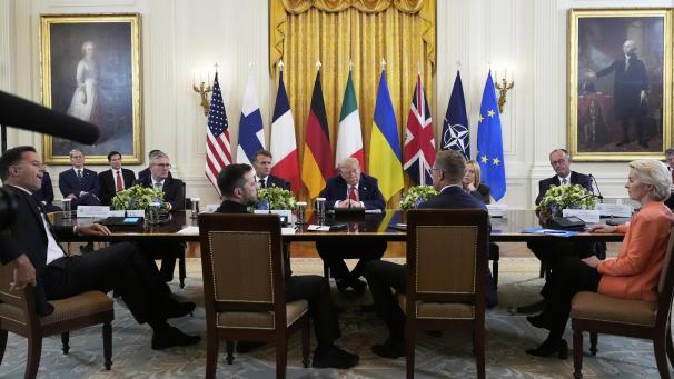 <p>Donald Trump (Mitte) nimmt an einem Treffen mit Mark Rutte (v.l.n.r.), Keir Starmer, Wolodymyr Selenskyj, Emmanuel Macron, Alexander Stubb, Giorgia Meloni, Friedrich Merz und Ursula von der Leyen im Weißen Hauses teil.</p>