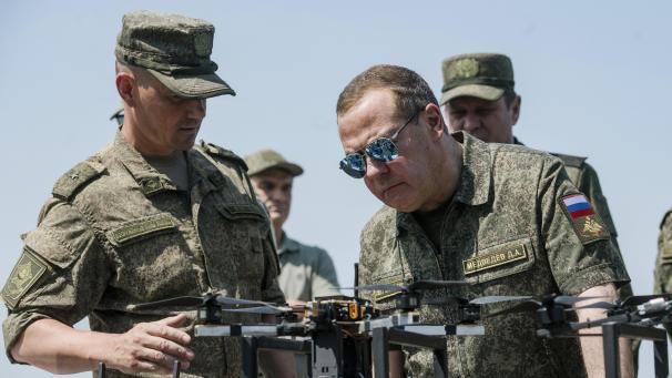 <p>Dmitri Medwedew (rechts) hört einem Offizier zu, während er den Truppenübungsplatz Pogonowo in der Region Woronesch in Russland besucht.</p>
