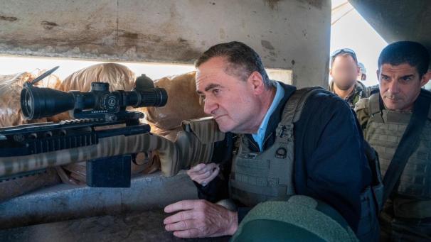 <p>Israels Verteidigungsminister Israel Katz (l) bei einem Truppenbesuch im Südlibanon.</p>