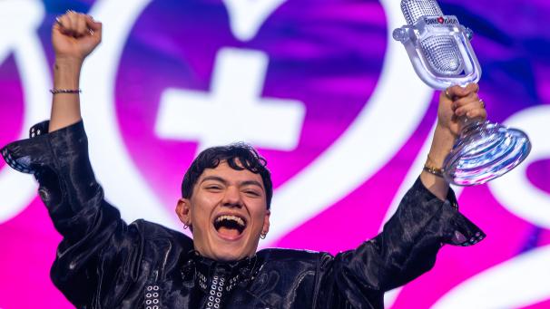 <p>JJ aus Österreich, Gewinner des Eurovision Song Contest, hält während des großen Finales des 69. Eurovision Song Contest (ESC 2025) in der St. Jakobshalle auf der Bühne die Trophäe in der Hand und jubelt.</p>