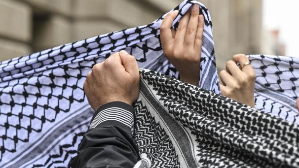 <p>Im Zuge des Nahostkonfliktes hat sich die Kufiya zu einem Symbol für die Palästinenser entwickelt.</p>