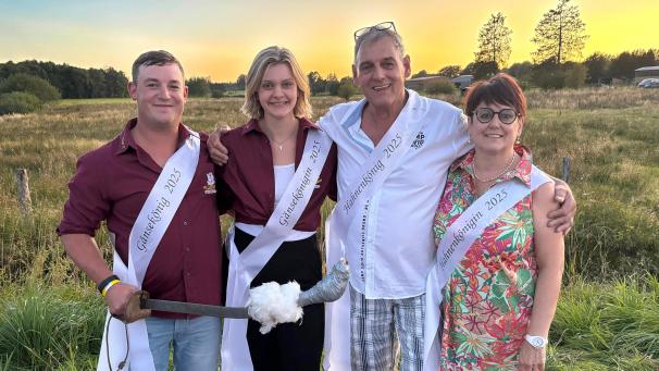 <p>Philippe Kerst und Louisa Collas bilden das Gänsekönigspaar 2025. Gerd Mollers wurde Hahnenkönig mit seiner Frau Isabelle.</p>
