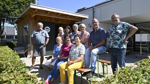 <p>Vor dem Backhaus in Eynatten kommen die Unterstützer zusammen. Das gemeinsame Projekt steht für Zusammenhalt und viel freiwilliges Engagement im Dorf.</p>