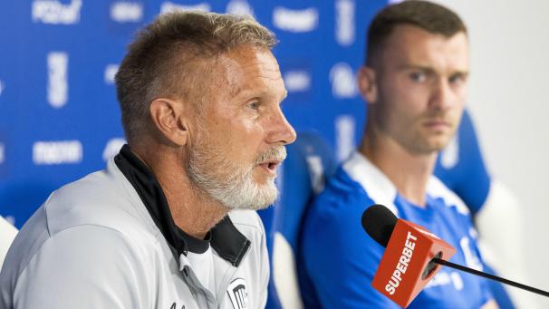 <p>Thorsten Fink bei der Pressekonferenz in Poznan</p>