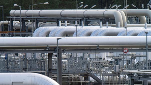 <p>Rohrsysteme und Absperrvorrichtungen in der Gasempfangsstation der ehemaligen Ostseepipeline Nord Stream 2 und der Übernahmestation der Ferngasleitung Eugal</p>