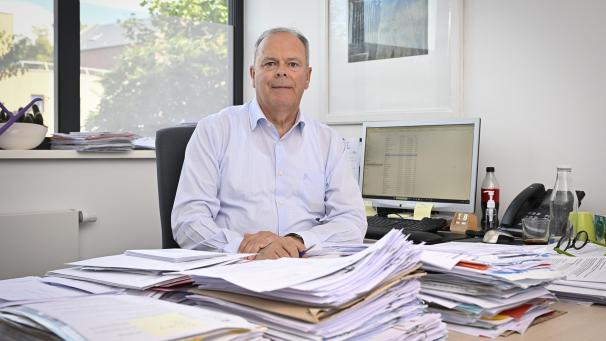 <p>Guy Uerlings in seinem Büro im Eupener Stadthaus, wo sich Aktenberge stapeln. Als Vollstreckungsbeamter bearbeitet er pro Jahr durchschnittlich rund 2.200 Akten: „Das ist ein Job, den man gerne machen muss – und das tue ich“, sagt er.</p>