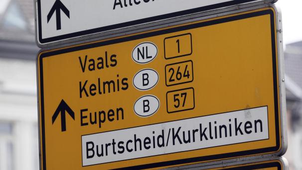 <p>Ein Verkehrsschild in Aachen weist den Weg in die benachbarten Grenzstädte im Dreiländereck.</p>