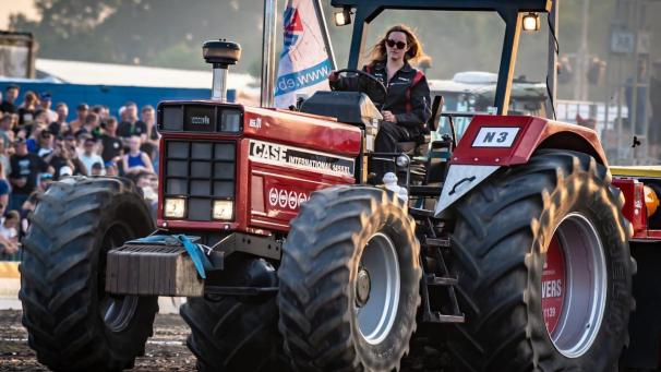 <p>„Trecker Treck“ ist ein Motorsport, bei dem ein beladener Bremswagen von einem Traktor möglichst weit und ohne zu stoppen, geschleppt werden muss.</p>