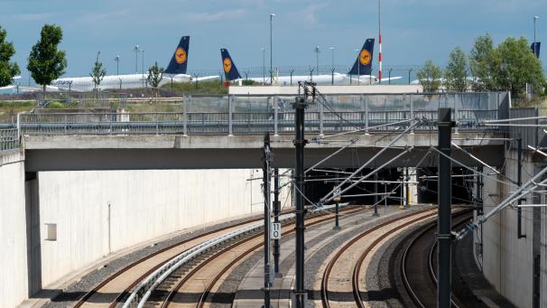 <p>Die Studie von Greenpeace bestätigt das Preisgefälle: Bahnreisen bleiben im Nachteil.</p>