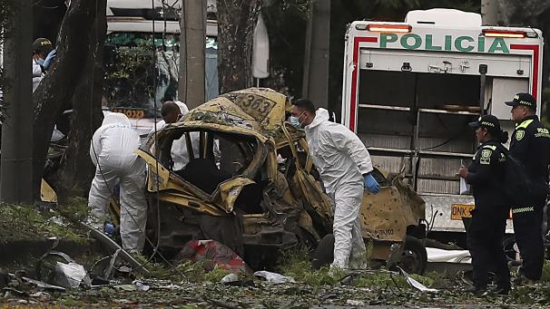 <p>Forensiker inspizieren den Ort einer Bombenexplosion in Cali.</p>