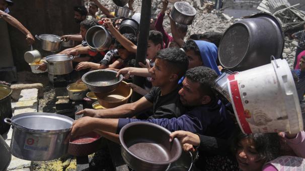 <p>Palästinenser stehen für Lebensmittel im nördlichen Gazastreifen an.</p>
