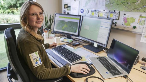 <p>Jasmin Daus, Digitale Rangerin im Nationalpark Eifel, sitzt vor ihrem Computer. Daus passt auf die Einhaltung des Wegegebots unter anderem bei Google Maps und Komoot auf.</p>