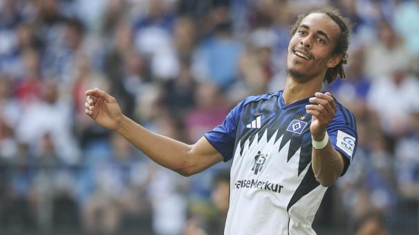 <p>Neuzugang Yussuf Poulsen führt den HSV sogleich als Kapitän aufs Feld.</p>