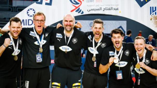 <p>Die deutschen Talente haben kaum eine Chance, sich in der Bundesliga festzuspielen, erklärt U19-Weltmeistertrainer Erik Wudtke (Dritter von links).</p>