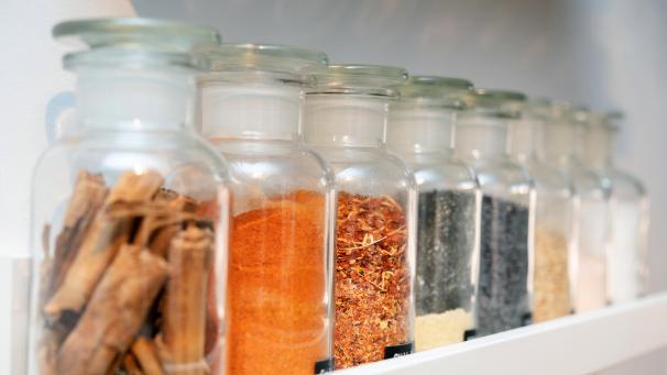 <p>Nicht im Kühlschrank und nicht über dem Herd: Gewürze mögen weder Feuchtigkeit noch Temperaturschwankungen.</p>