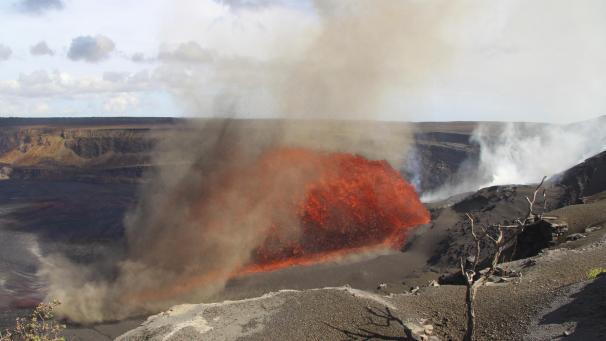 <p>Der Vulkan Kilauea stößt seit Monaten Lavafontänen - teilweise Hunderte Meter in die Luft.</p>