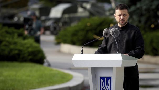 <p>Auf diesem vom Pressebüro des ukrainischen Präsidenten zur Verfügung gestellten Foto nimmt der ukrainische Präsident Wolodymyr Selenskyj an der Zeremonie anlässlich des Tages der Nationalflagge teil.</p>