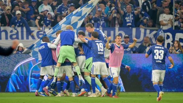 <p>Schalke feiert drei Punkte.</p>