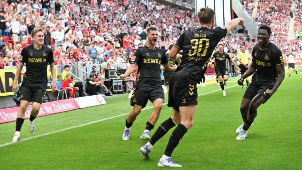 <p>Marius Bülter (2.v.r, 1. FC Köln) jubelt nach seinem Treffer zum 0:1 mit seinen Teamkollegen.</p>