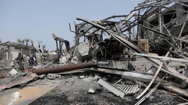 <p>Menschen stehen in der Nähe des Kraftwerks des Hafens von Hudaida, das im vergangenen Jahr bei israelischen Luftangriffen in Hudaida, Jemen, zerstört wurde.</p>