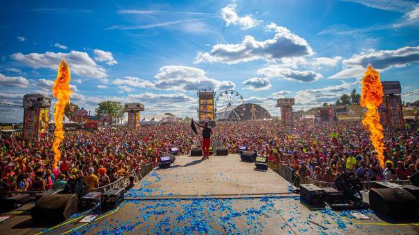 <p>Kamping Kitsch Club: Buntes Treiben, skurrile Shows – und ein Polizeieinsatz.</p>
