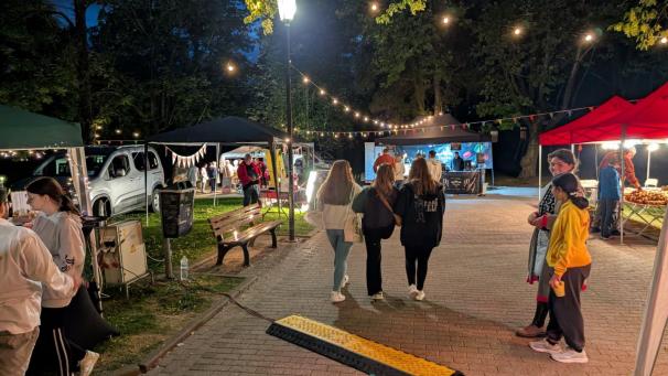 <p>Der Park verwandelte sich am Samstag in einen romantischen Marktplatz.</p>