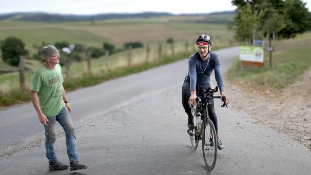 <p>Tim Sprinz (r.) wird von Luc Foeteler auf seinem Birscheider Hof in Bracht empfangen.</p>