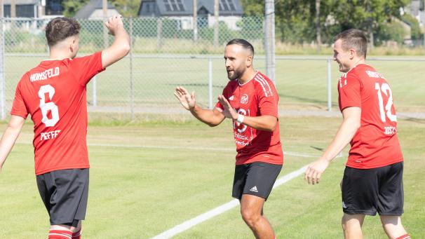 <p>Unter anderem durch Mehdi Ben Sellam (Mitte) und Peter Jost (rechts) behielt Honsfeld die Punkte zum Auftakt zu Hause.</p>