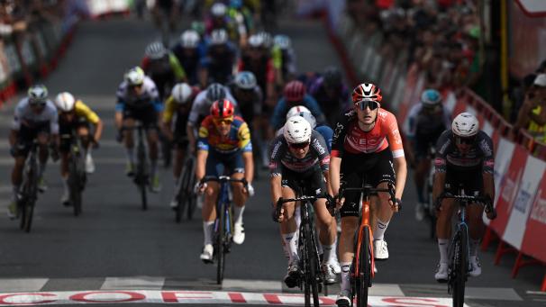 <p>Ben Turner gewinnt den Sprint vor Jasper Philipsen (links hinter ihm) und Edward Planckaert (ganz rechts).</p>