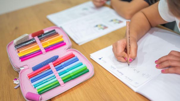 <p>Klassische Hausaufgaben gehörten lange zum festen Schulalltag. Doch – nicht zuletzt wegen KI-Programmen wie ChatGPT und Co. – die Schularbeiten werden immer häufiger hinterfragt.</p>