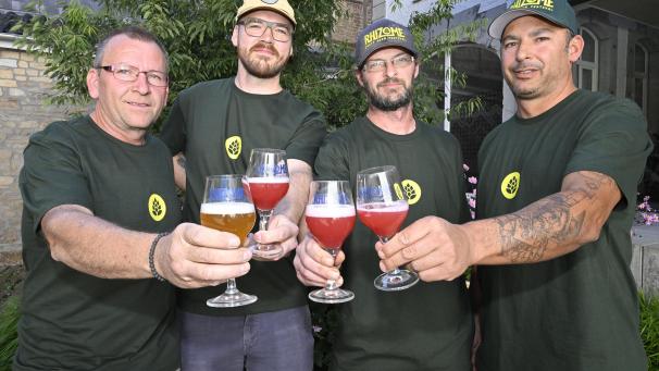 <p>Stießen schon mal vorab auf eine gelungene Ausgabe ihres diesjährigen Bierfestivals an: (von links) Andreas Schweitzer, Maurice Collard, Arnaud Cremer und Raphael Wolter. Auf dem Bild fehlt ihr Mitstreiter Luc Havenith.</p>
