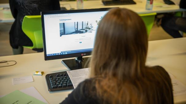 <p>Seit fünf Jahren wird das Zulassungsexamen für ein Medizinstudium in Flandern nicht mehr zentral in Brüssel und auf Papier, sondern an rund 70 Standorten digital abgehalten.</p>