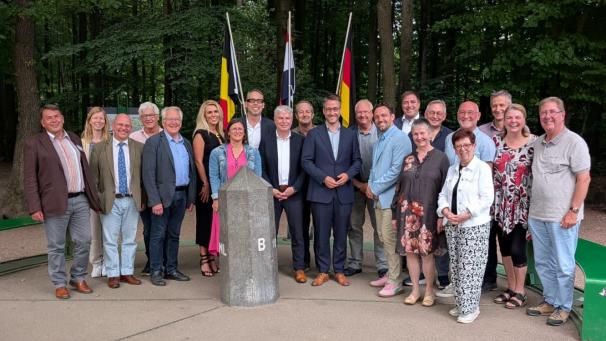 <p>Vertreter der Gemeinden Vaals, Kelmis, Bleyberg und Stolberg, Kulturvereine sowie Minister Gregor Freches trafen sich am Dienstag am Dreiländereck, um über grenzüberschreitende Kooperationen im Kulturerbe und Tourismus zu beraten.</p>