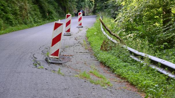 <p>Durch das Hochwasser wurde die Straße zwischen Stoubach und Ouren stark in Mitleidenschaft gezogen, sodass an mehreren Stellen der Verkehr nur einspurig fließen kann.</p>