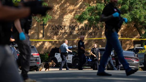 <p>Polizeibeamte durchsuchen nach Schüssen an der katholischen Kirche Annunciation die nahe gelegene Nachbarschaft, um das Gebiet zu räumen.</p>