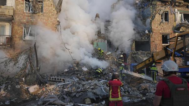 <p>Feuerwehrleute löschen in Kiew ein brennendes Wohnhaus nach einem russischen Angriff.</p>