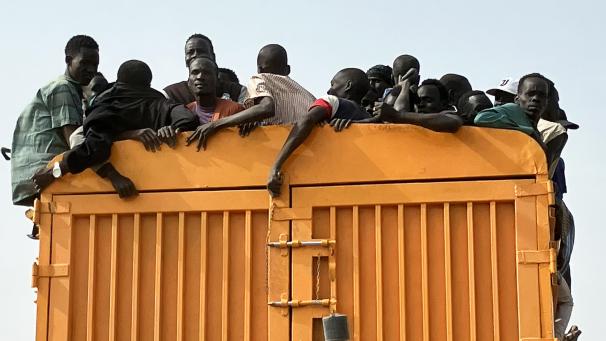 <p>Flüchtlinge aus dem Sudan werden per Lastwagen von der Grenzstadt Renk im Südsudan zu einem Bootsanleger gebracht, um zu ihrem nächsten Aufenthaltsort weiter zu reisen.</p>