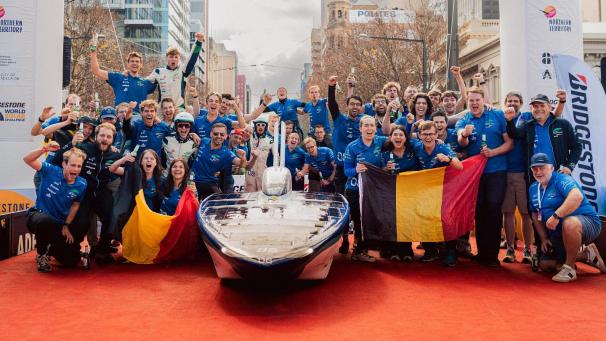<p>Große Freude: Das Innoptus Solar Team holt Bronze bei Solarauto-Weltmeisterschaft.</p>