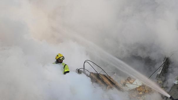 <p>Feuerwehrleute löschen in Kiew ein brennendes Haus nach einem russischen Angriff.</p>