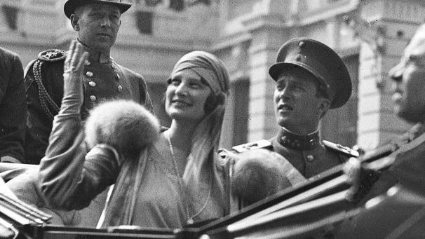 <p>Königin Astrid (hier mit König Leopold III. im Jahr 1930 in Lüttich) verkörperte Wärme, Natürlichkeit und Nähe.</p>