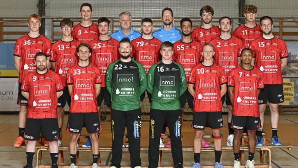 <p>Mit Bartosz Kedziora (oben Mitte) auf der Trainerbank hofft der HCER auf eine wesentlich ruhigere Saison.</p>