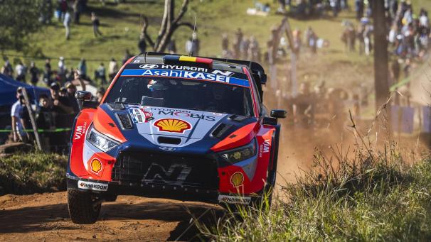 <p>Das Team Neuville-Wydaeghe (Hyundai) am Donnerstag beim Shakedown</p>