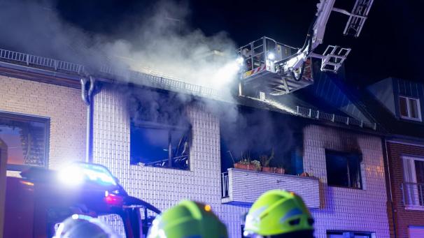<p>Kräfte der Feuerwehr löschen einen Brand im ersten Stock eines Wohnhauses.</p>