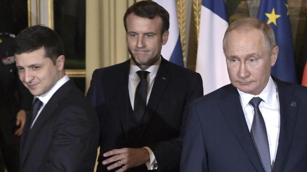 <p>Emmanuel Macron (M), Präsident von Frankreich, Selenskyj (l), Präsident der Ukraine, und Wladimir Putin, Präsident von Russland</p>