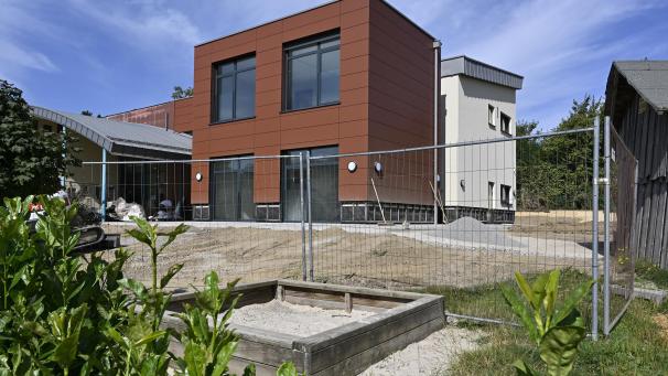 <p>Zu Wochenbeginn riegelten noch Bauzäune das Areal um den neuen Schulanbau in Raeren ab. Ab Montag sollen hier wieder Kinder den Ton angeben.</p>