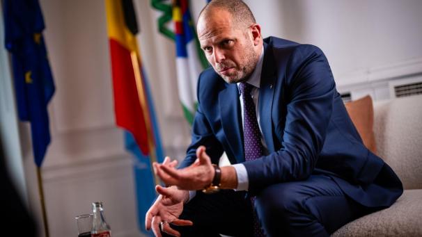 <p>Theo Francken: „Wir haben unsere Deckung fallen. Jetzt müssen wir sie wieder hochnehmen.“</p>