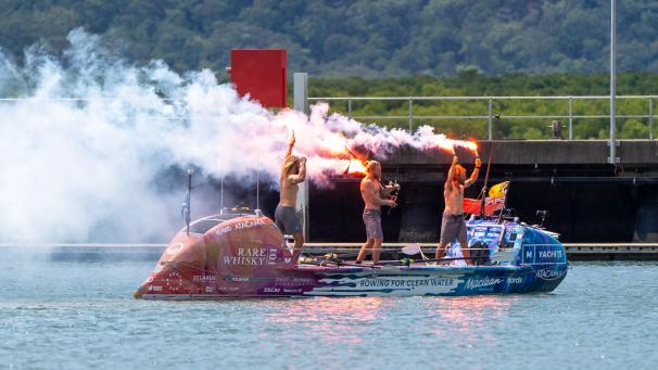 <p>Die Brüder Ewan, Jamie und Lachlan Maclean kommen nach 138 Tagen auf dem Pazifik in ihrem Ruderboot „Rose Emily“ in Cairns an. Sie haben damit einen neuen Weltrekord im Rudern aufgestellt, um Spenden für Projekte für sauberes Wasser zu sammeln.</p>