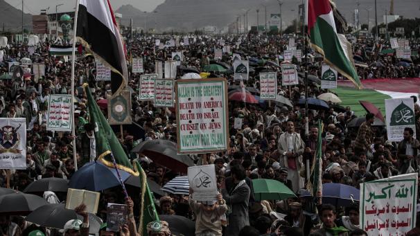 <p>Nach den jüngsten israelischen Luftangriffen auf die jemenitische Hauptstadt und den laufenden israelischen Militäroperationen im Gazastreifen demonstrieren jemenitische Huthi-Rebellen und Unterstützer gegen die Vereinigten Staaten und Israel.</p>