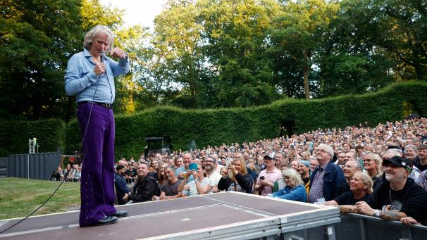 <p>Helge Schneider wird bei seinem Auftritt im Hamburger Stadtpark vom Publikum gefeiert.</p>